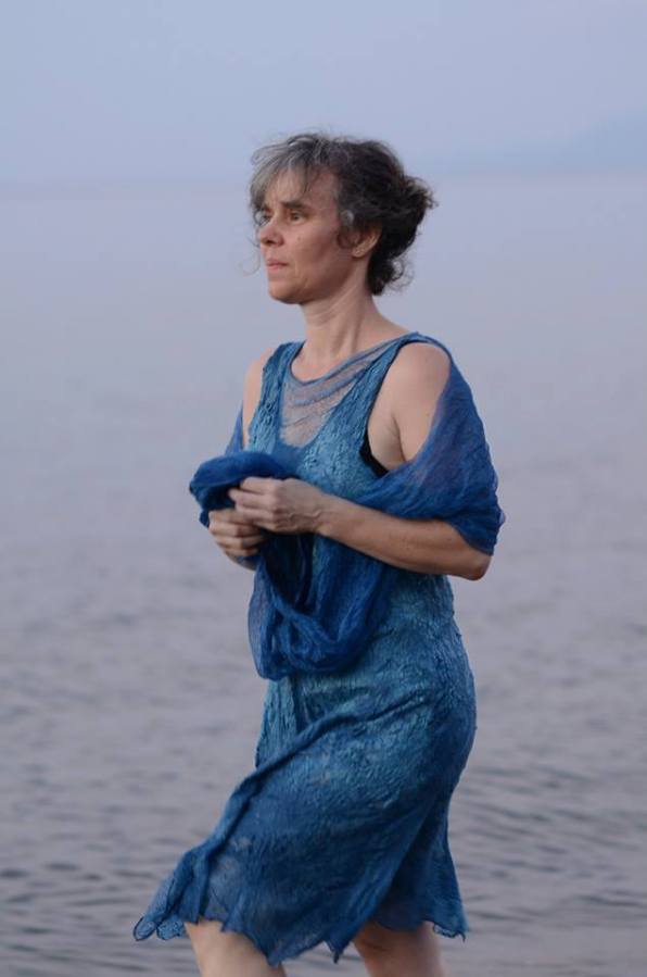 Carla-van-Belle-Vilt-indigo-dye-indigo-verven-vilten-vilten-op-zijde-jurk-vilten-Cypriotic-Dress