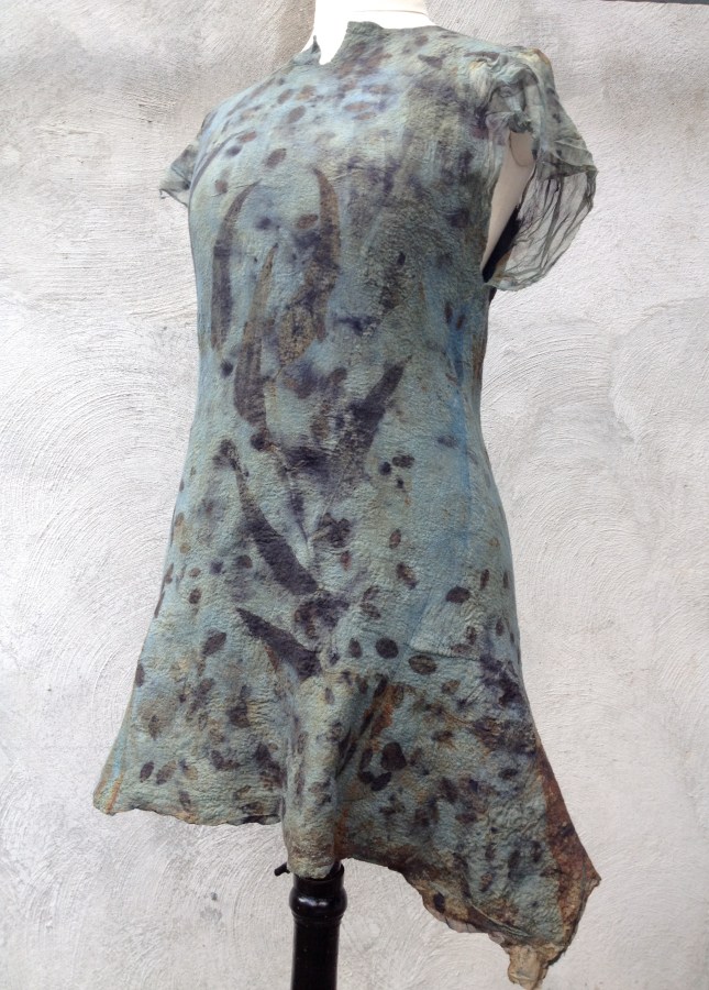 Carla-van-Belle-Vilt-tuniek-Felt-Tunic-EcoPrint-indigo-dye-verven