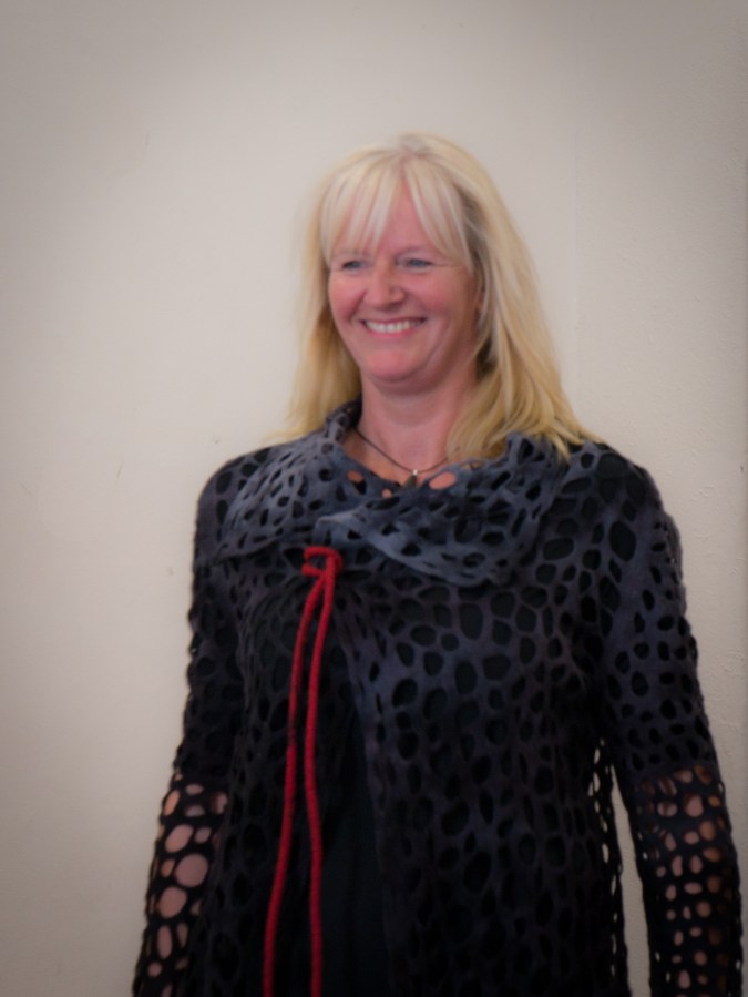 Carla-van-Belle-vilt-vest-vilten-felt-jacket-gatenvest-in-zwart-en-grijs-vest-in-lack-and-gray