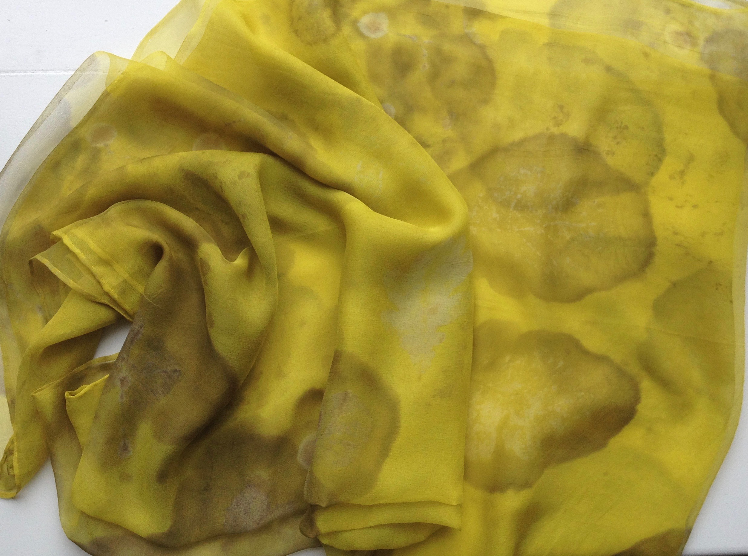 vervloeide bladeren op chiffon