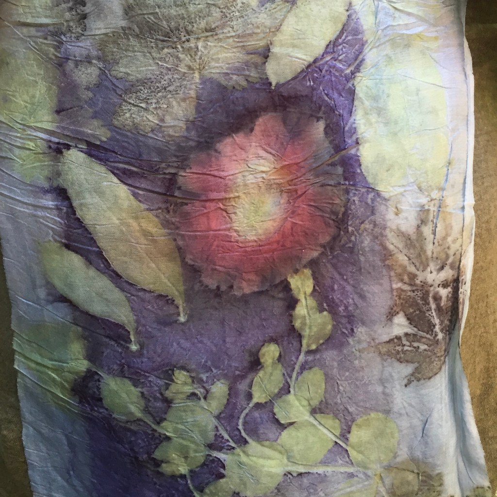 Ecoprinten op natuurlijk geverfde zijde