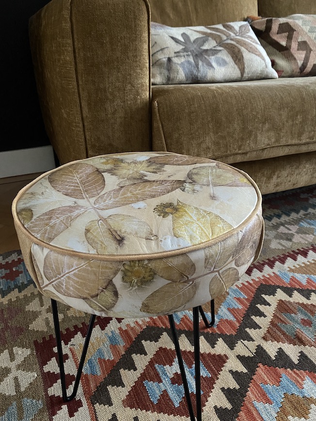 Ecoprinten op leer krukje in interieur