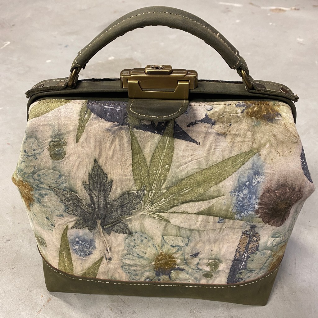 tas met vintage uitstraling
Ecoprinten op koud voorbewerkt leer