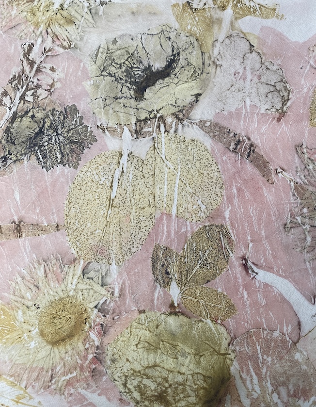 Een kunstzinnig patroon van gedroogde bladeren en bloemen in gouden en neutrale tinten op een roze achtergrond.